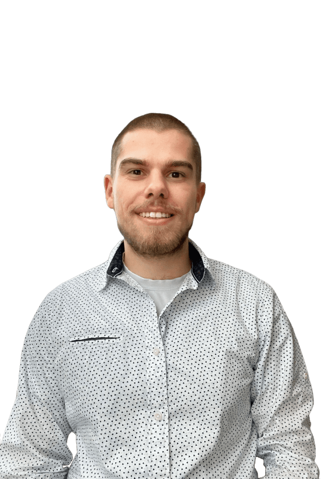 Mann lächelt, gepunktetes Hemd, schwarzer Hintergrund