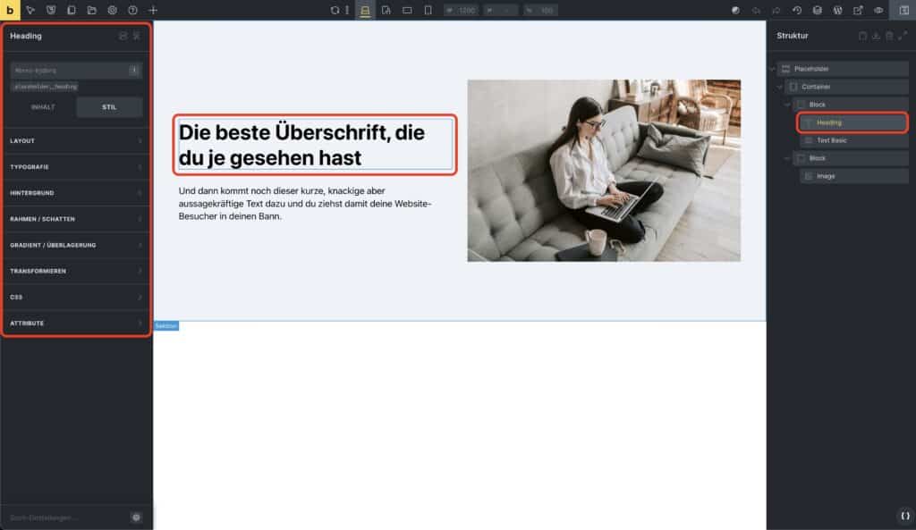 Frau arbeitet an einem Laptop auf einem Sofa.